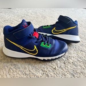 Nike kids Kyrie Flytrap 4 sneakers - size 2.5